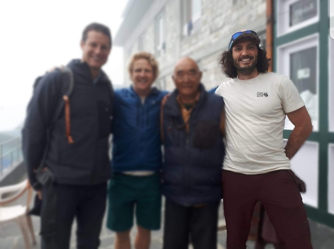 Cliente demanda a empresa de montañismo, por no llevarlo a la cima del Everest