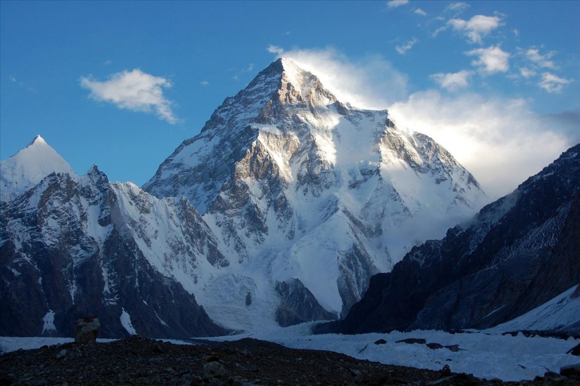 Nepaleses hacen cima en el K2 en temporada invernal