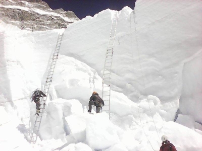2 heridos por derrumbe en la cascada de hielo del Khumbu